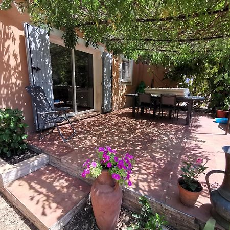 T2 indépendant terrasse et piscine au calme Var sud de la France Flassans-sur-Issole Esterno foto